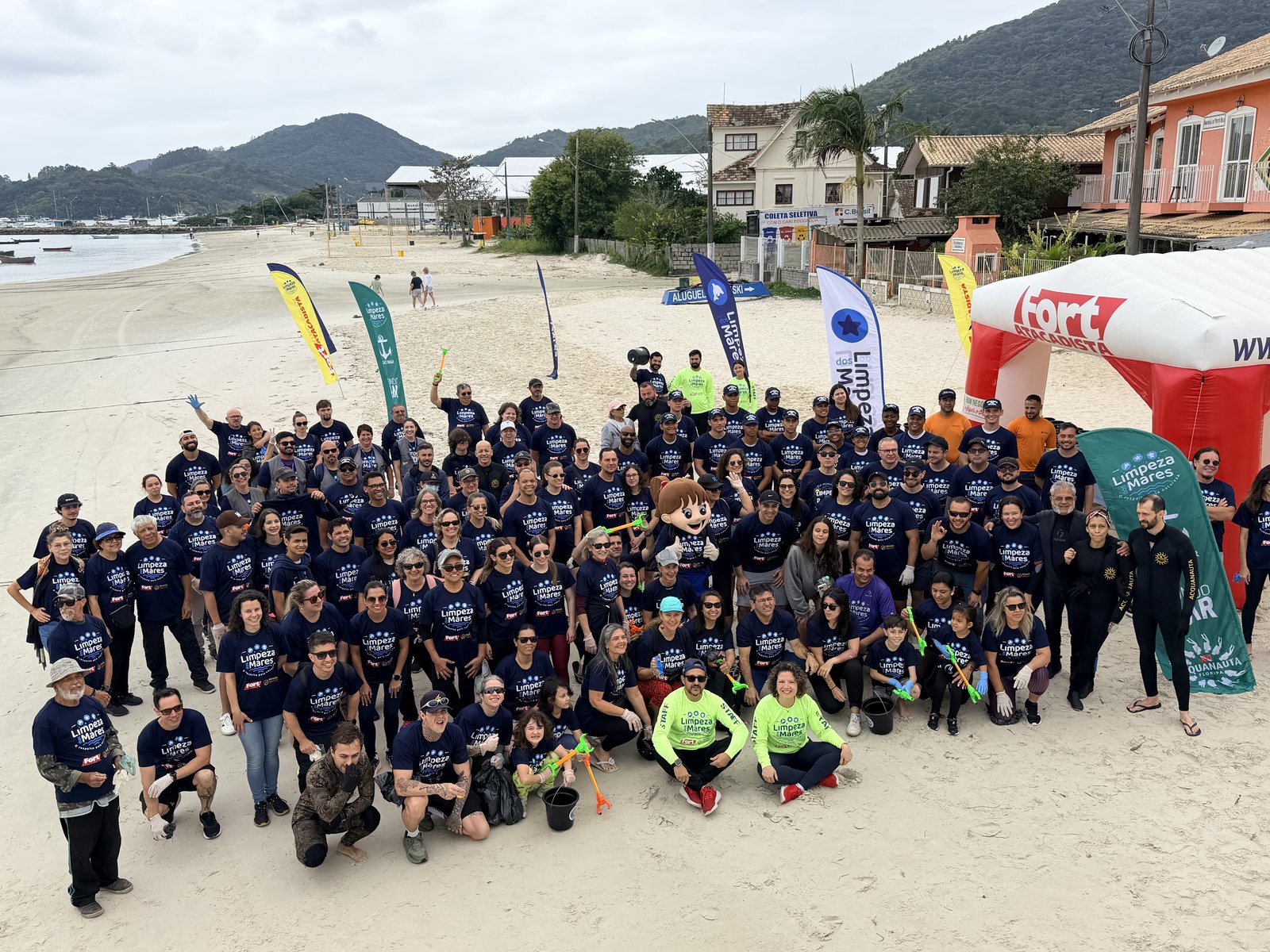 Truck battery, vapes and pots: what 200 volunteers pulled from the sea and beach in Porto Belo