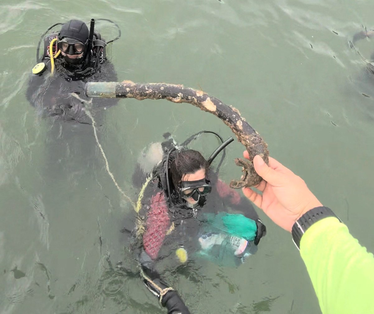 Truck battery, vapes and pots: what 200 volunteers pulled from the sea and beach in Porto Belo