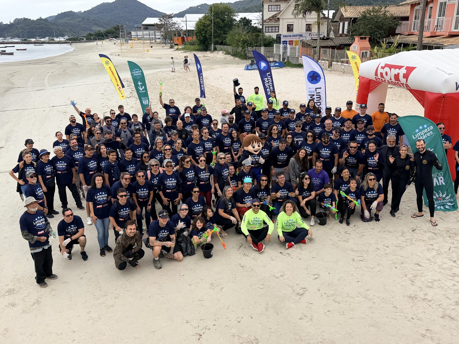 Truck battery, vapes and pots: what 200 volunteers pulled from the sea and beach in Porto Belo