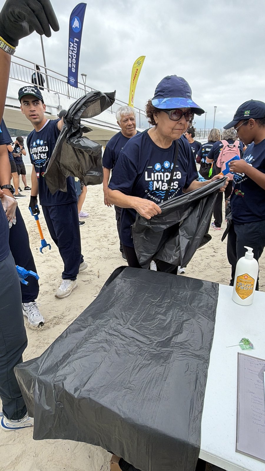 Truck battery, vapes and pots: what 200 volunteers pulled from the sea and beach in Porto Belo
