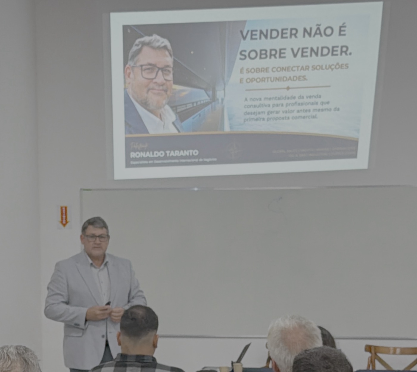 Palestra de Ronaldo Taranto propõe um novo olhar sobre vendas e gera oportunidade de mentoria para associados da ACATMAR